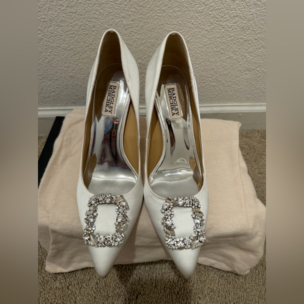 “New” Badgley Mischka Ivory Heels with Crystal Embellishments size9.5 S-Display